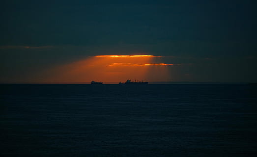 silhouet, twee, schepen, lichaam, water, schip, midden-, oceaan, zonsondergang, zonnestralen, boot, zee, wolk, lading, vrachtschip, Engels kanaal, Kanaaltunnel, uk, kanaal, licht, hemel, scenics - natuur, schoonheid in de natuur, wolk - lucht, waterkant, horizon, horizon over water, natuur, geen mensen, Oranje kleur, kalmte, rustige scène, buitenshuis, storm, dramatische hemel, kracht in de natuur, 4K, CC0, publiek domein, royaltyvrij