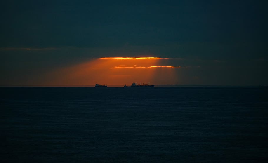 silhouette, Due, navi, corpo, acqua, nave, mezzo, oceano, tramonto, i raggi del sole, barca, mare, nube, carico, cargo, La Manica, tunnel della Manica, UK, canale, luce, cielo, scenics - natura, bellezza nella natura, nuvola - cielo, lungomare, orizzonte, orizzonte sull'acqua, natura, nessuno, colore arancione, la tranquillità, scena tranquilla, all'aperto, tempesta, cielo drammatico, potere in natura, 4K