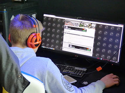 mand, bedrift, sort, computermus, computer, spiller, surfer, internet, spilleren, forum, et computerspil, hovedtelefoner, overvåge, spil, spille, teknologi, bruger computer, mennesker, bagfra, arbejder, herrer, en person, rigtige mennesker, indendørs, forbindelse, hovedskud, hanner, beskæftigelse, forretning, meddelelse, musik, sidder, livsstil, trådløs teknologi, 4K, CC0, offentligt domæne, royaltyfrie