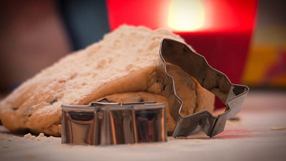 selettivo, fotografia a fuoco, grigio, formatore di biscotti, infornare, biscotto, Impasto, ingredienti, pasticcini, biscotti di Natale, piccole torte, dolce, biscotti, prodotti dolciari, Natale, fare biscotti, forno, fare i biscotti, ausstecherle, taglierina del biscotto, Avvento, cibo e bevande, cibo, in casa, pane, nessuno, avvicinamento, freschezza, messa a fuoco selettiva, tavolo, bere, girato in studio, pronto a mangiare, natura morta, concentrarsi sulle conoscenze acquisite, legno - materiale, al forno, Cibo indiano, indulgenza, Marrone, spuntino, fusione, tentazione, cenare, 4K, CC0, dominio pubblico, privo di copyright