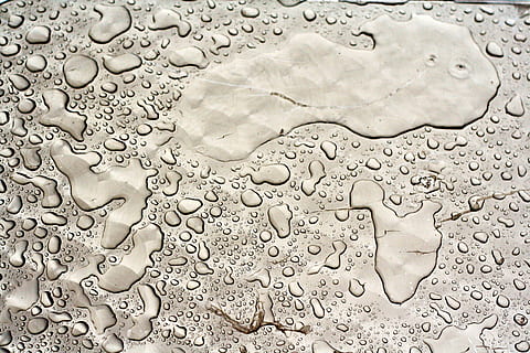 humit, fons, patró, textura, superfície, aigua, líquid, piscina, bassal, degoteig, gota d’aigua, h2o, esquitxades d’aigua, cap gent, primer pla, naturalesa, marc complet, tirar, temperatura de fred, congelat, gel, vista d’angle alt, puresa, hivern, a l'aire lliure, color plata, efecte texturat, fusió, gota de pluja, 2K, CC0, domini públic, lliure de regalies