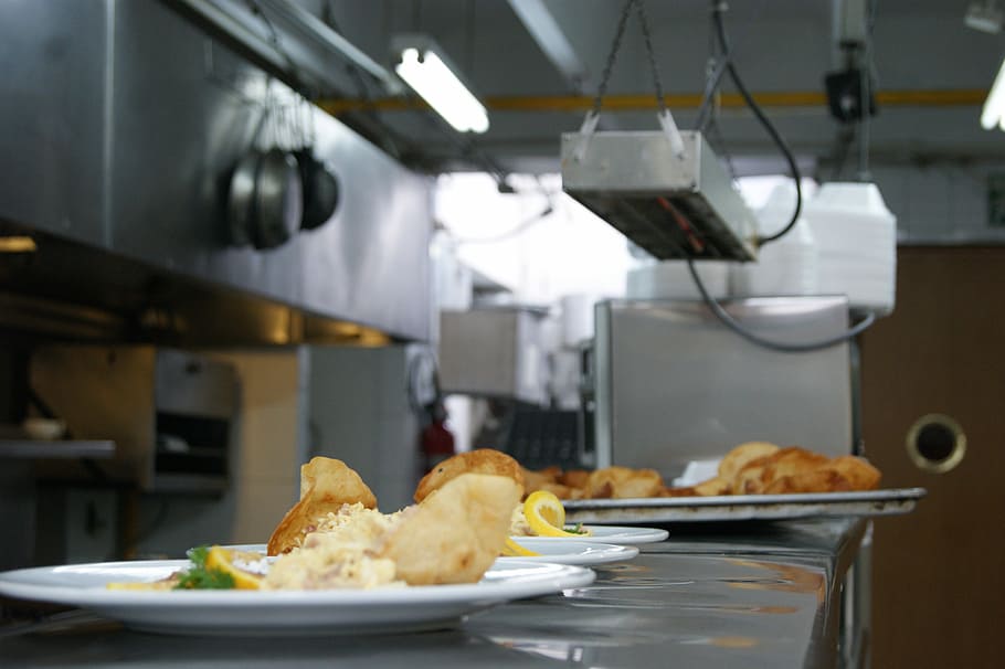 madret, hvid, keramisk, plader, køkken, restaurant, laver mad, mad, mad og drikke, plade, indendørs, kommercielt køkken, mad og drikke etablering, klar til at spise, friskhed, tæt på, forretning, fokus på forgrunden, ingen mennesker, portionsstørrelse, usund spisning, måltid, stegt, fastfood, stilleben, forberedelse, bakke, snack, fristelse, 4K