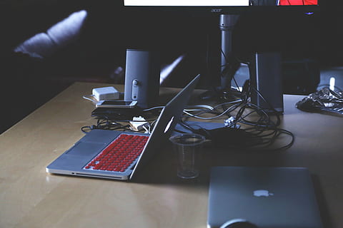 hopea macbook, pöytä, aloittaa, muistikirjat, luova, tietokone, yhtiö, kannettavat tietokoneet, näyttö, Piilaakso, moderni, kotitoimisto, toimisto, tietokoneet, kaiuttimet, johdot, tekniikka, vastaanotto, liiketoiminta, sisällä, ei ihmisiä, viestintä, langaton tekniikka, yhteys, huonekalut, asetelma, kannettava tietokone, poissaolo, lähikuva, valokuvauksen teemat, yritystoiminta, valokuvauslaitteet, 5K, CC0, public domain, rojaltivapaa