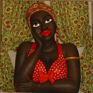 noir, poupée, statue, la fenêtre, flirter, femme, bahia, une personne, modèle, à l'intérieur, rouge, Vrais gens, vue de face, modes de vie, portrait, jeune adulte, Activité de loisir, fond d'écran, la taille, déguisement, jeune femme, adulte, masque, art et Artisanat, représentation, regarder la caméra, à pois, visage obscurci, coiffure, motif floral, 2K, CC0, domaine public, libre de droits