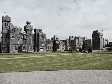 foto de paisatge, gris, concret, mansió, blau, cel, castell gris, castell, ennuvolat, arquitectura, pedra, Anglaterra, UK, arquitectura i edificis, Londres - Anglaterra, estructura construïda, llocs de viatges, exterior de l'edifici, lloc famós, a l'aire lliure, dia, ciutat, herba, naturalesa, edifici, planta, núvol - cel, color verd, cap gent, paisatge, barri residencial, parc, camp, creixement, destinacions de viatge, gratacels, apartament, 4K, CC0, domini públic, lliure de regalies