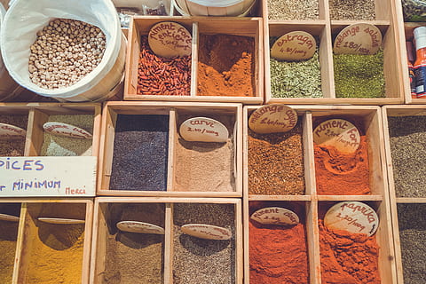 Foto, farblich abgestimmte Pulvergewürze, Sortiment, Box, Sammlung, Container, trocken, Ingwer, gesund, Zutaten, Markt, Möglichkeit, Pulver, Geschäft, Gewürze, Stock, Variation, Wahl, würzen, Essen und Trinken, Lebensmittel, Anordnung, drinnen, zu verkaufen, Zutat, Verkauf, Frische, keine Leute, High Angle View, große gruppe von gegenständen, Kraut, in einer Reihe, Auftrag, Verkaufsdisplay, 5K, CC0, gemeinfrei, lizenzfrei
