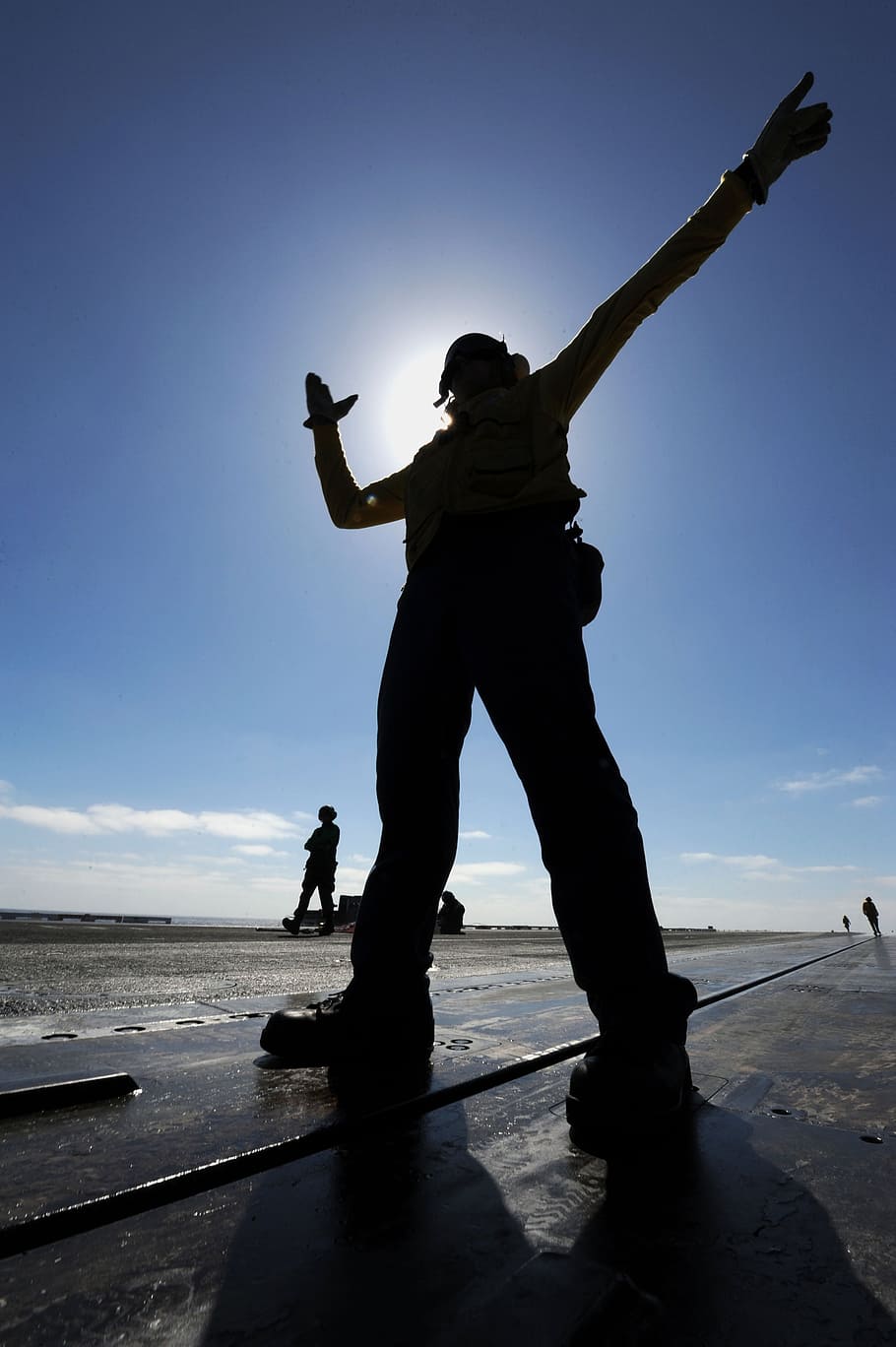 Mann, Flugdeck, Seemann, Himmel, Sonne, Flugzeugträger, Schiff, Silhouette, Regie, zeigt, Militär-, Marine, Meer, Ozean, Wasser, menschlicher Arm, in voller Länge, Natur, Stehen, echte Menschen, Gliedmaßen, Arme erhoben, Sonnenlicht, Menschen, Tag, Freizeitbeschäftigung, Männer, klarer Himmel, Lebensstile, Regierung, menschliches Glied, Aggression, 4K
