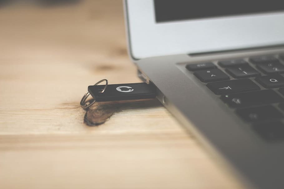 Černá, usb flash disk, jízdní, laptop, práce, elektronický, pracovní, macbook, mac, github, počítačová klávesnice, klávesnice, počítač, přístroj, usb, lavice, zařízení, technologie, bezdrátové technologie, sdělení, stůl, uvnitř, spojení, počítačové vybavení, detail, nikdo, selektivní zaměření, dřevo - materiál, stálý život, přenosnost, kov, klíč počítače, Černá barva, osobní příslušenství, elektrické zařízení, 5K