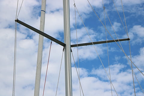 mast, hemelsblauw, blauw, wolk, touw, hemel, blauw, wolk, als, wolk - lucht, dag, buitenshuis, geen mensen, lage hoekweergave, natuur, metaal, ingebouwde structuur, verbinding, pool, zeilboot, architectuur, stroomvoorziening, patroon, brandstof en stroomopwekking, technologie, legering, staal, 5K, CC0, publiek domein, royaltyvrij