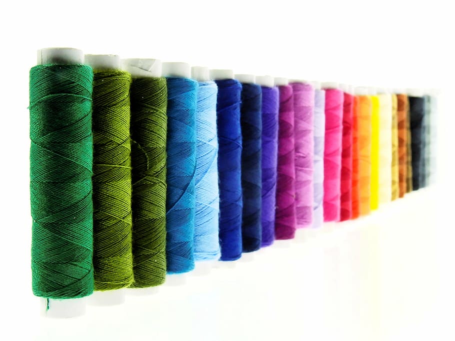 bobina de fil de color variat, fil, cosir, bobina de fil, colorit, fil de cosir, merceria, moda, disseny, bobina, paper, handarbeit, schneider, artesania, nähutensilien, accessoris de costura, kits de costura, fadenrollen, sastreria, creatiu, multicolor, tèxtil, llana, cotó, blau, material, colors, aficions, primer pla, fibra, article de costura, brodats, indústria tèxtil, fons blanc, variació, elecció, cap gent, en fila, a l'interior, tir de l'estudi, costat a costat, gran grup d'objectes, natura morta, arranjament, art i artesania, ordre, tallar, color verd, 4K