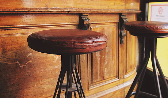 dos, rodó, marró, embuatat, cadires de tamboret, femta, barra, cafeteria, material de fusta, seient, cap gent, a l'interior, cadira, buit, funció de construcció de parets, taula, absència, equipament musical, tamboret, música, instrument musical, natura morta, mobles, primer pla, equips d’il·luminació, llum elèctrica, 2K, CC0, domini públic, lliure de regalies