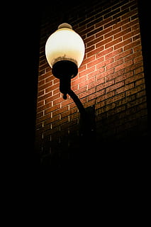 Licht, angezündet, Wandlaterne, Ziegelwand, Lampe, Laterne, Wand, Backstein, Lichtanlage, Flachwinkelansicht, beleuchtet, Wandbau - Funktion, Elektrizität, keine Leute, die Glühbirne, elektrische Lampe, Strassenlicht, Nacht-, Straße, drinnen, gebaute Struktur, glühend, dunkel, Licht - natürliches Phänomen, Decke, 5K, CC0, gemeinfrei, lizenzfrei