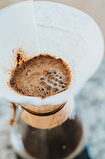 płytki, fotografia fokusowa, lejek, brązowy, ciekły, nieuprawny, Kawa, filtr, zimny napar, grinds, pęcherzyki, jedzenie i picie, odświeżenie, drink, kawa - napój, martwa natura, wewnątrz, filiżanka kawy, zbliżenie, świeżość, kubek, Puchar, pienisty napój, wysoki kąt widzenia, żadnych ludzi, selektywne skupienie, stół, jedzenie, spienić, szkło, porcelana, 5K, CC0, domena publiczna, darmowe zdjęcia