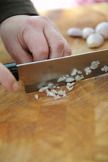 ajo, cortar, cuchillo, agudo, espada, metal, cocina, cocinar, comer, tablero, plata, cuchillo de cocina, preparación, frisch, mano humana, mano, una persona, parte del cuerpo humano, enfoque selectivo, adentro, comida y bebida, comida, gente real, mesa, persona irreconocible, preparando comida, parte del cuerpo, dedo, dedo humano, participación, de cerca, frescura, extremidad humana, 4K, CC0, dominio público, libre de derechos