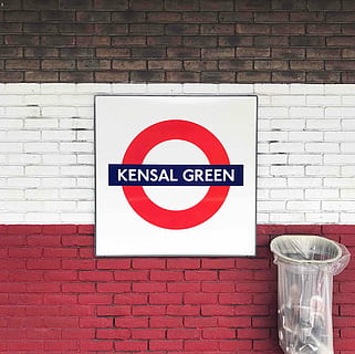 kensal, verd, imprès, paret, kesal, senyalització, subterrani, tren, signe, bin, text, símbol, tub, Londres, metro, verd kensal, transport, UK, elevació kensal, comunicació, guió occidental, maó, paret de maó, funció de construcció de parets, cap gent, informació, estructura construïda, arquitectura, vermell, dia, signe d'informació, senyal d'advertència, prohibit, primer pla, a l'aire lliure, orientació, missatge, 2K, CC0, domini públic, lliure de regalies