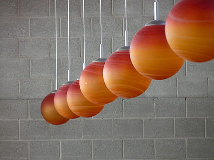 lampy, osvětlení, světlo, založit, zeď, záviset, nikdo, oranžová barva, architektura, balón, jídlo, oslava, venku, cihlový, nástěnný prvek, den, jídlo a pití, jeden objekt, v řadě, stavba, slunečního světla, Příroda, exteriér budovy, ovoce, podlaha, 2K, CC0, veřejná doména, bez autorských práv