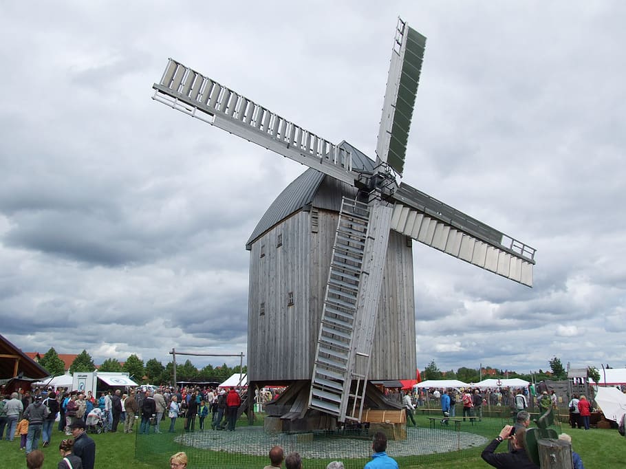 molí de vent, molí, edifici, molinet, ala, molí de farina, vent, tardor, humà, energia renovable, energia alternativa, núvol - cel, aerogenerador, cel, energia eòlica, turbina, conservació del medi ambient, medi ambient, generació de combustible i energia, naturalesa, molí de vent tradicional, arquitectura, estructura construïda, camp, persones incidentals, terra, dia, grup de persones, exterior de l'edifici, a l'aire lliure, 2K