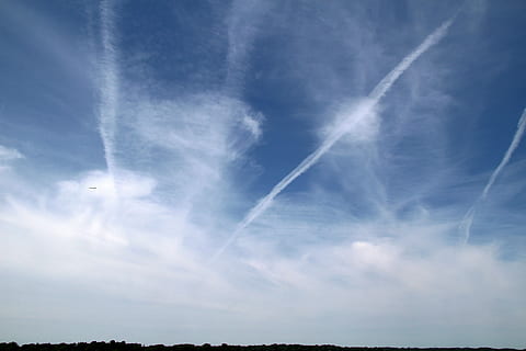 nori, avion, Contrail, traseu de vapori, cer, natură, frumusețe în natură, nici o persoana, scenics, nor - cer, vedere unghiulară joasă, albastru, scenice - natura, o scenă liniștită, liniște, mediu inconjurator, în aer liber, zbor, vehiculul aerian, lumina soarelui, zi, fundaluri, wispy, luminos, 5K, CC0, domeniu public, fără drepturi de autor