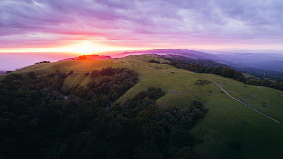 aéreo, foto, cerros, verde, arboles, dorado, hora, nubes, cielo, puesta de sol, ver, tierras altas, paisaje, plantas, naturaleza, pico, montaña, amanecer - amanecer, scenics, al aire libre, oscuridad, colina, amanecer, bosque, paisajes - naturaleza, ambiente, nube - cielo, belleza en la naturaleza, tranquilidad, Dom, escena tranquila, cielo dramático, tierra, luz del sol, escena no urbana, vista aérea, horizonte, idílico, nadie, destello de lente, 5K, CC0, dominio público, libre de derechos