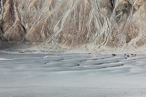 corpo, acqua, accanto, montagna, Senza titolo, sabbia, collina, albero, terra, valle della nubia, deserto, deriva, desolato, duna, indio, vkan, viaggio, Ladakh, sandune, la tranquillità, bellezza nella natura, natura, scena tranquilla, nessuno, scenics - natura, giorno, temperatura fredda, inverno, lungomare, scena non urbana, idilliaco, la neve, all'aperto, pianta, 4K, CC0, dominio pubblico, privo di copyright