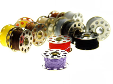 assortito, colore, fili per cucire, cucire, discussioni, filato, filo, rocchetto di filo, colorato, filo per cucire, merceria, moda, design, bobina, ruolo, Handarbeit, schneider, mestiere, nähutensilien, accessori per il cucito, kit da cucito, fadenrollen, sartoria, creativo, sfondo bianco, gruppo di oggetti, nessuno, pila, in casa, avvicinamento, girato in studio, natura morta, cerchio, forma geometrica, grande gruppo di oggetti, cultura artistica e intrattenimento, metallo, attrezzatura, forma, vista dall'alto, tecnologia, multicolore, concentrarsi sulle conoscenze acquisite, ritagliare, 4K, CC0, dominio pubblico, privo di copyright