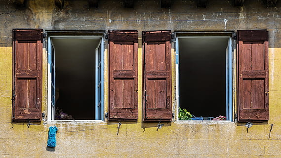 Două, maro, de lemn, usi cu ferestre franceze, fereastră, deschis, vechi, panou, faţadă, casă, fost, lemn, arhitectură, nici o persoana, construită, lemn - material, exteriorul clădirii, zi, clădire, erodate, abandonat, sticlă - material, în aer liber, montare pe perete, Siguranță, stare proastă, uşă, deteriorare, ruginit, declin, rama ferestrei, 5K, CC0, domeniu public, fără drepturi de autor