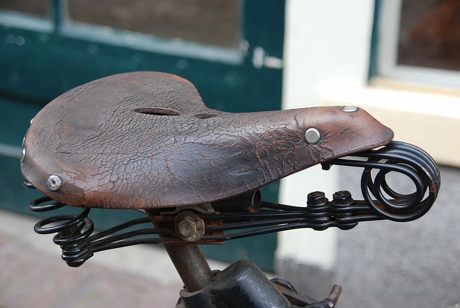 bicicleta, sella, aprendre, vell, antiguitat, transport, seure, metall, centrar-se en primer pla, cap gent, representació animal, rovellat, primer pla, dia, arquitectura, representació, manera de transport, art i artesania, material de fusta, natura morta, disseny, porta, a l'aire lliure, marró, cuir, 4K