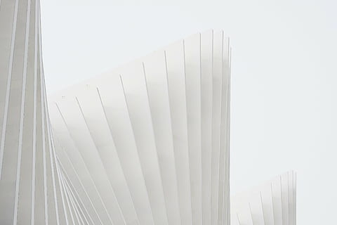 wallpaper digital putih, Arsitektur, bangunan, putih, struktur, pembentukan, seni, Desain, tidak ada orang, dalam ruangan, hari, merapatkan, latar belakang putih, langit, struktur yang dibangun, warna putih, modern, eksterior bangunan, alam, pola, eksterior gedung perkantoran, kota, di luar rumah, pencakar langit, kantor, tampilan sudut rendah, langit cerah, 5K, CC0, domain publik, bebas royalti