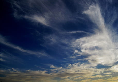 nube, diffusione, piumato, bianca, radiante, smokey, assottigliamento, cielo, profondo blu, nuvola - cielo, Cloudscape, cielo drammatico, blu, ambiente, natura, vento, atmosfera, sfondi, cielo lunatico, scenics - natura, nessuno, bellezza nella natura, tempesta, nuvoloso, meteorologia, all'aperto, buio, clima, wispy, infausto, sfondi astratti, 2K, CC0, dominio pubblico, privo di copyright