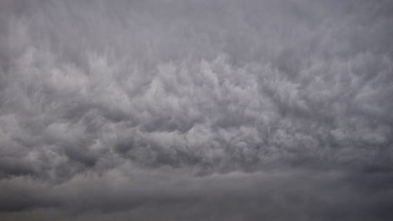 regnmoln, dyster, grå, moln, hotfull, mörka moln, mönster, strukturera, natur, dramatisk, moln - himmel, himmel, storm, clouds, storm moln, dramatisk himmel, inget folk, åskväder, skönhet i naturen, vind, bakgrunder, scenics - natur, mulen, våt, regn, mörk, utomhus, olycksbådande, häftig snöstorm, skyfall, meteorologi, extremt väder, 5K, CC0, offentligt domän, royaltyfria