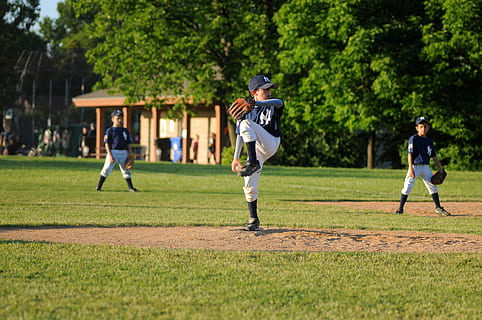 baseball pitcher, felt, baseball-spiller, kasting, stilling, gutt, barn, baseball, sport, spiller, menn, hanner, baseball - sport, full lengde, gutter, barndom, bevegelse, mennesker, løping, gruppe med folk, fritidsaktivitet, anlegg, dag, sport uniform, tre, livsstil, utendørs, 2K, CC0, offentlig domene, opphavsrett gratis