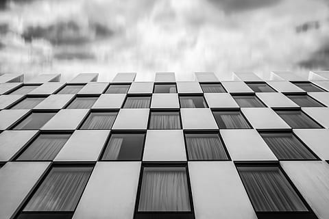 foto in scala di grigi, alto, edificio, bianca, nero, calcestruzzo, costruzione, finestre, le tende, nube, bianco e nero, esterno dell'edificio, struttura costruita, architettura, nuvola - cielo, cielo, modello, Inquadratura dal basso, nessuno, finestra, giorno, edificio per uffici esterno, città, forma geometrica, all'aperto, ufficio, moderno, ripetizione, natura, fotogramma intero, grattacielo, direttamente sotto, appartamento, 4K, CC0, dominio pubblico, privo di copyright