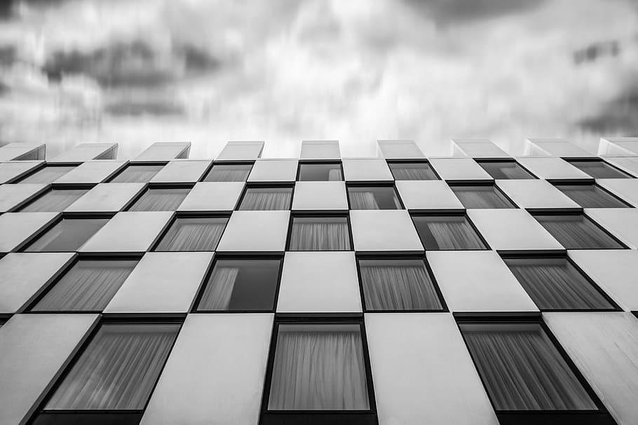 foto in scala di grigi, alto, edificio, bianca, nero, calcestruzzo, costruzione, finestre, le tende, nube, bianco e nero, esterno dell'edificio, struttura costruita, architettura, nuvola - cielo, cielo, modello, Inquadratura dal basso, nessuno, finestra, giorno, edificio per uffici esterno, città, forma geometrica, all'aperto, ufficio, moderno, ripetizione, natura, fotogramma intero, grattacielo, direttamente sotto, appartamento, 4K