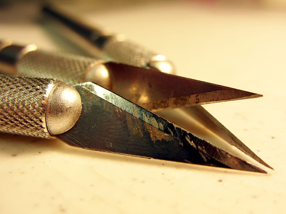 foto del focus, ganivets d'art, ganivet, bisturí, fulles, agut, fulla, acer, metall, tallar, eina, gestionar, inoxidable, equipament, objecte, utensili, brillant, plata, talla, metàl·lic, vora, tall, elaboració, tallador, paper, treballar, natura morta, primer pla, taula, a l'interior, cap gent, enfocament selectiu, eina de treball, vista d’angle alt, sol objecte, objectes fets per l’home, Eina de mà, variació, dos objectes, fet per l'home, vell, color plata, aliatge, 2K