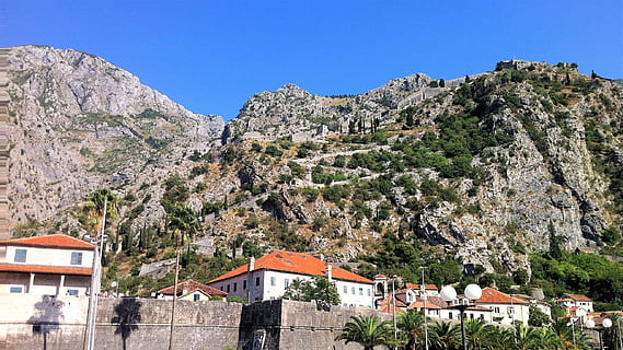 estructures, rellotge, vell, paisatge, montenegro, posta de sol, platja, còdols, aigua, mar, imatge de fons, parc del paisatge, fons, paisatges, interminable, naturalesa, riu, bach, escènic, panorama, barranc, muntanyes, recorregut de motos, rock, paret de roca, potent, muntanya, europa, ciutat, poble, a l'aire lliure, arquitectura, estiu, turó, exterior de l'edifici, estructura construïda, casa, arbre, edifici, planta, cel, barri residencial, cap gent, cel clar, dia, destinacions de viatge, terra, bellesa a la natura, Serra, 2K, CC0, domini públic, lliure de regalies