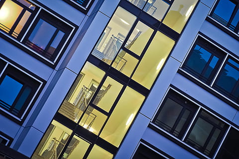 Claro, construção de vidro, mostrando, escadarias, quartos, foto de close-up, arquitetura, janela, fachada, construção, vidro, moderno, arranha-céu, Prédio comercial, iluminado, leve, tarde, Escritórios, geométrico, cidade, frente de casa, düsseldorf, urbano, Arquitetura moderna, frente de vidro, janela de vidro, lichtspiel, azulado, Centro da Cidade, edifício moderno e alto, fachada da casa, Escadaria, corrimão, vidro - material, padronizar, azul, dentro de casa, abstrato, estrutura construída, ninguém, desenhar, origens, o negócio, inclinar, reflexão, escritório, tecnologia, olhando pela janela, escasso, forma, exterior do prédio de escritórios, limpar \ limpo, 4K, CC0, domínio público, royalty free