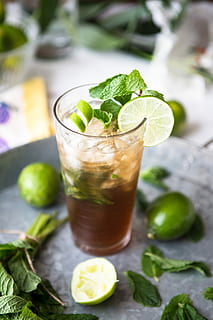 tid til at slappe af, halte, inde, glas, bord, top, cocktail, mynte, Citron, skive, citrus, mad og drikke, drikkeglas, drikke, forfriskning, mad, husholdningsudstyr, frugt, citrus frugt, mynteblad - kulinarisk, blad, urt, sund kost, friskhed, ingen mennesker, tæt på, indendørs, alkohol, kold temperatur, mojito, is, rom, 5K, CC0, offentligt domæne, royaltyfrie