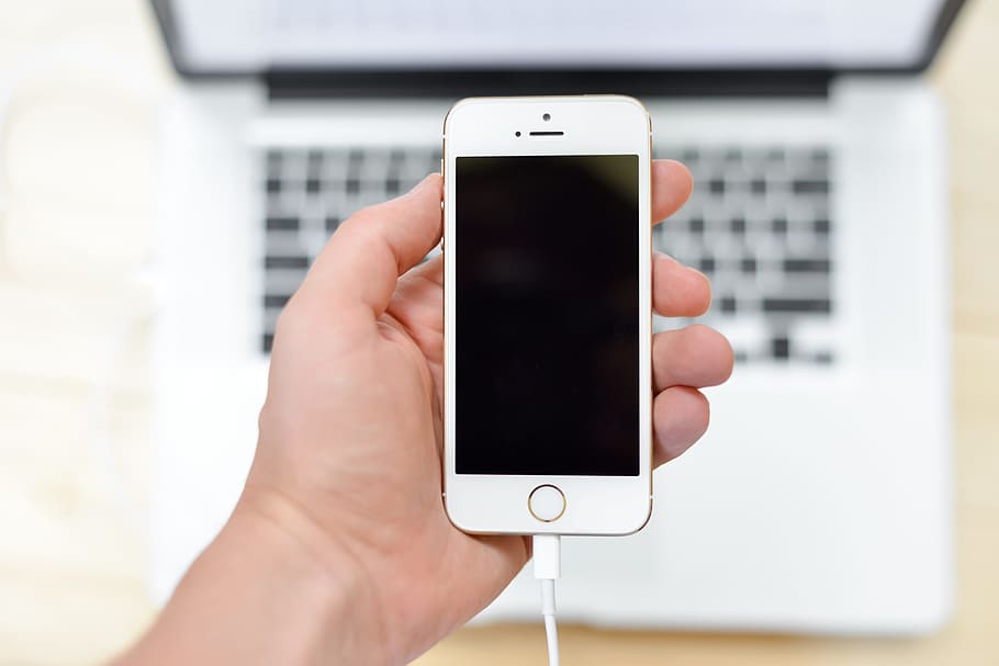mà, poma, iphone, smartphone, borrós, mòbil, cel·lular, telèfon mòbil, carregant, primer pla, ordinador, connexió, contemporani, dispositiu, pantalla, electrònica, portàtil, telèfon, tecnologia, pantalla tàctil, tecnologia sense fils, mà humana, telèfon intel·ligent, part del cos humà, dispositiu d’informació portàtil, comunicació, una persona, celebració, missatge de text, modern, a l'aire lliure, pantalla de cristall liquid, dit, 5K