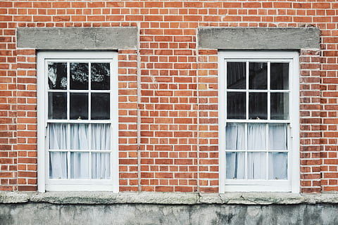 zwei, Weiß, hölzern, Fensterscheiben, geschlossen, Schiebefenster, Haus, Zuhause, Backstein, Mauerwerk, rot, die Architektur, Gebäudehülle, Fenster, gebaute Struktur, Gebäude, keine Leute, Ziegelwand, Wandbau - Funktion, Wand, Wohngegend, Tag, Tür, Fassade, draußen, Eingang, Sicherheit, Hintergründe, Fensterrahmen, Reihenhaus, 4K, CC0, gemeinfrei, lizenzfrei
