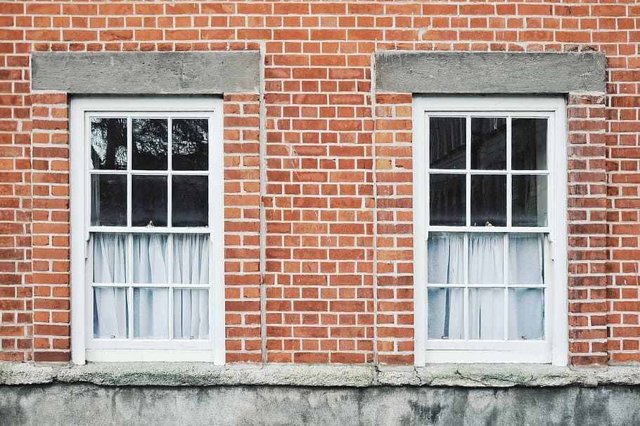 zwei, Weiß, hölzern, Fensterscheiben, geschlossen, Schiebefenster, Haus, Zuhause, Backstein, Mauerwerk, rot, die Architektur, Gebäudehülle, Fenster, gebaute Struktur, Gebäude, keine Leute, Ziegelwand, Wandbau - Funktion, Wand, Wohngegend, Tag, Tür, Fassade, draußen, Eingang, Sicherheit, Hintergründe, Fensterrahmen, Reihenhaus, 4K