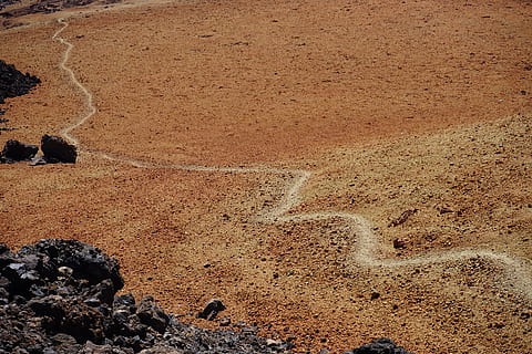 Weg, Pfad, Spur, Sand, Wüste, Mondlandschaft, Wanderweg, Bimsstein, Lava, teide nationalpark, Teneriffa, Kanarische Inseln, Land, High Angle View, Natur, Tag, keine Leute, Ruhe, Strand, Szenen - Natur, Schönheit in der Natur, Sonnenlicht, Umgebung, draußen, Wasser, braun, Vollbild, Landschaft, ruhige Szene, Rock, trockenes Klima, 5K, CC0, gemeinfrei, lizenzfrei
