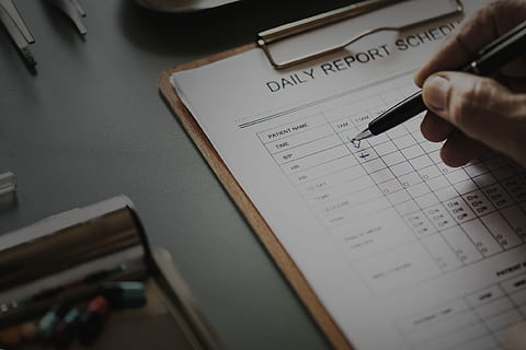 quotidiano, riporta la tabella degli orari, scrittura, lavoro, benessere, trattamento, mano umana, mano, parte del corpo umano, in casa, una persona, avvicinamento, penna, messa a fuoco selettiva, pianificazione, vista dall'alto, carta, testo, detenzione, attività commerciale, comunicazione, preparazione, tavolo, grafia, dito, 1080P, CC0, dominio pubblico, privo di copyright