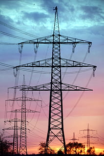 taivas, auringonlasku, pilviä, kaapeli, nykyinen, sähkö, energia, ympäristö, korkea, korkea jännite, linja, linjat, matala kulma, voimalinja, sähkölinjat, teräs, torni, lähetys, johdin, pilvi - taivas, sähköpylväs, tekniikka, polttoaineen ja sähköntuotantoon, virtalähde, yhteys, luonto, ei ihmisiä, arkkitehtuuri, rakennettu rakenne, metalli-, oranssi väri, ulkona, siluetti, monimutkaisuus, rauta - metalli, sähkölaitteet, 5K