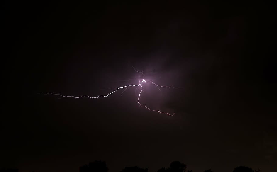 raig durant la nit, llamps, nit, tempesta, fosc, cel, tarda, poder a la natura, temps, llamps bifurcats, cap gent, electricitat, il·luminat, poder, núvol - cel, bellesa a la natura, comunicació, signe, medi ambient, naturalesa, senyal d'advertència, núvol de tempesta, vitalitat, a l'aire lliure, porpra, clima extrem, llum, meteorologia, Font d'alimentació, ominós, 4K