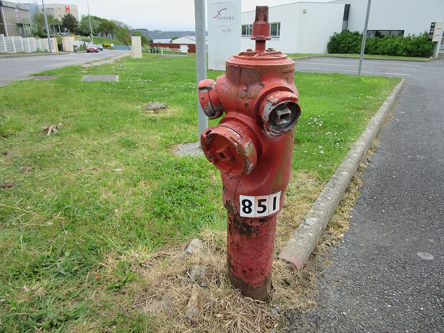 požární hydrant, fireplug, oheň, terminál má oheň, požární čerpadlo, nikdo, tráva, venku, den, detail, bezpečnost, rostlina, bezpečnostní, nehody a katastrofy, kov, Červené, ochrana, Příroda, pole, text, přistát, sdělení, zelená barva, západní skript, město, 4K
