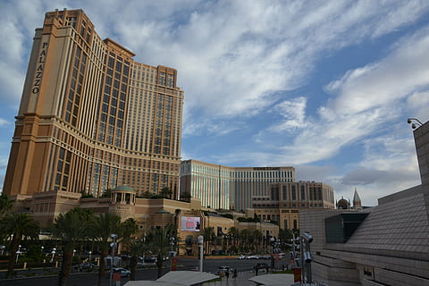vegas, cielo, nuvole, estate, casinò, sole, esterno dell'edificio, struttura costruita, architettura, città, nuvola - cielo, costruzione, persone accessorie, alto - alto, edificio per uffici esterno, moderno, natura, strada, grattacielo, giorno, destinazioni di viaggio, Torre, ufficio, Inquadratura dal basso, viaggio, all'aperto, lusso, 4K, CC0, dominio pubblico, privo di copyright
