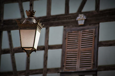 Laterne, Stehlampe, Licht, Beleuchtung, Straßenbeleuchtung, Stollen, aslace, Frankreich, Fensterläden, Fenster, Straße, nachhallend, Lampe, Haus, gebaute Struktur, die Architektur, keine Leute, Lichtanlage, Gebäudehülle, hängend, Flachwinkelansicht, Fokus auf den Vordergrund, Holz - Material, Gebäude, Tag, Nahansicht, elektrische Lampe, alt, Metall, draußen, Decke, 4K, CC0, gemeinfrei, lizenzfrei