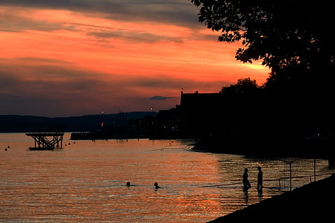 Sonnenuntergang, Abend, Sonne, warm, Abendhimmel, Wolke, See, Wasser, Himmel, die Architektur, Silhouette, gebaute Struktur, Baum, orange Farbe, Natur, Schönheit in der Natur, wolke - himmel, Gebäudehülle, Szenen - Natur, Pflanze, ruhige Szene, Ruhe, Meer, Ufergegend, draußen, 2K, CC0, gemeinfrei, lizenzfrei