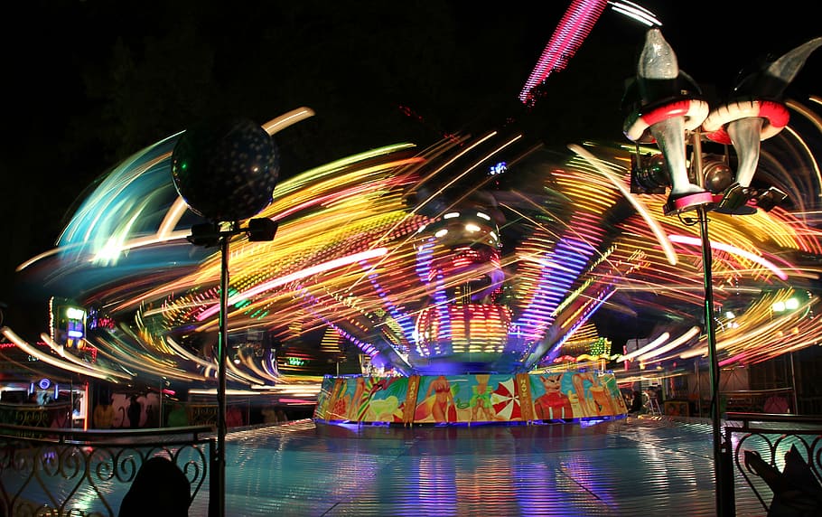 fotografia time lapse, Parco divertimenti, luna park, festa, sera, giostra, divertimento, atmosfera, notte, illuminato, multicolore, cultura artistica e intrattenimento, giro del parco dei divertimenti, movimento, movimento sfocato, architettura, lunga esposizione, Filatura, raggiante, destinazioni di viaggio, struttura costruita, nessuno, ruota panoramica, carnevale, riflessione, carnevale itinerante, vita notturna, 5K