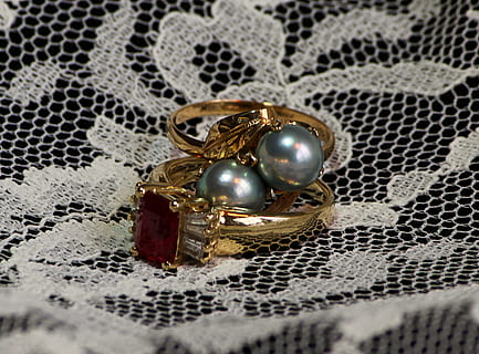 bagues dorées, blanc, textile, anneaux, or, rubis, diamants, perles, dentelle, bijoux, personne, fermer, à l'intérieur, nature morte, modèle, couleur or, richesse, luxe, mise au point sélective, vue grand angle, métal, conception, table, nappe de table, forme, art et Artisanat, bague, bijoux de perles, motif floral, accessoire personnel, 1080P, CC0, domaine public, libre de droits